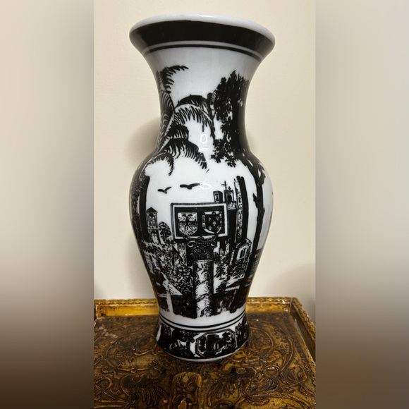 Victoria Ironstone style vase. Vintage pottery. - Picture 2 of 3